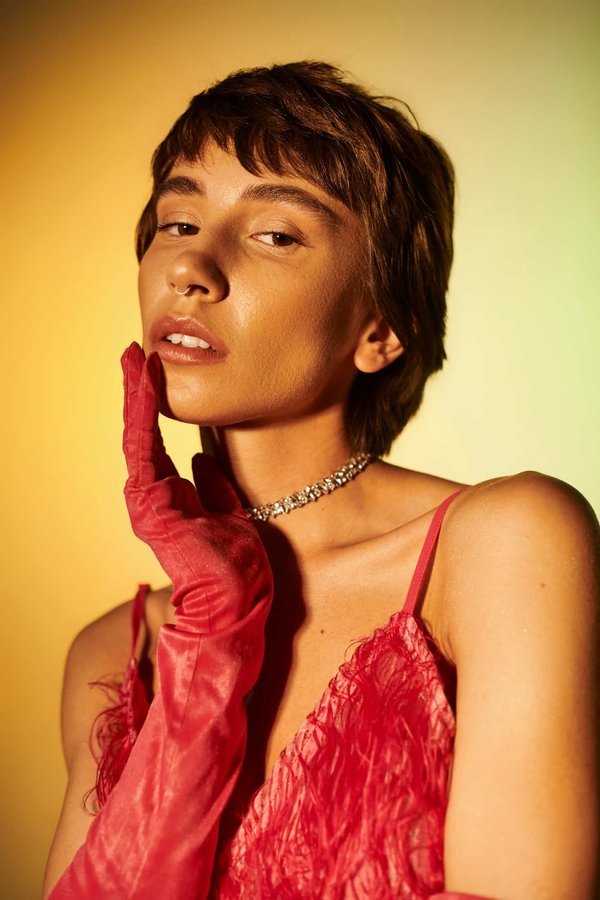 Quelles sont les meilleures façons de porter des vêtements en satin pour un look de jour élégant ?