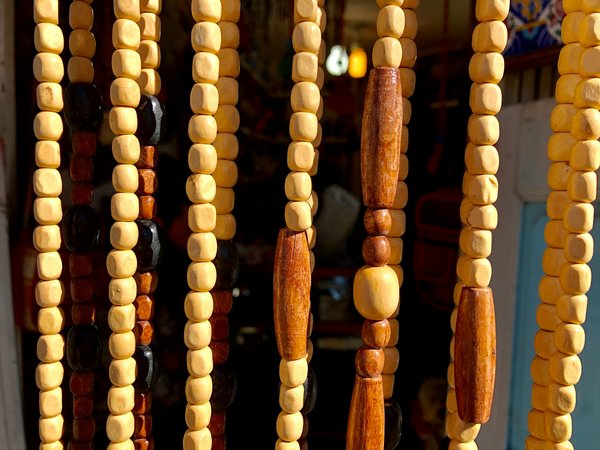 Comment marier des bijoux en bois avec une tenue d'été pour un look naturel et chic ?