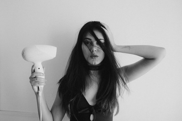 Quelles sont les meilleures techniques pour sécher ses cheveux rapidement sans les abîmer?