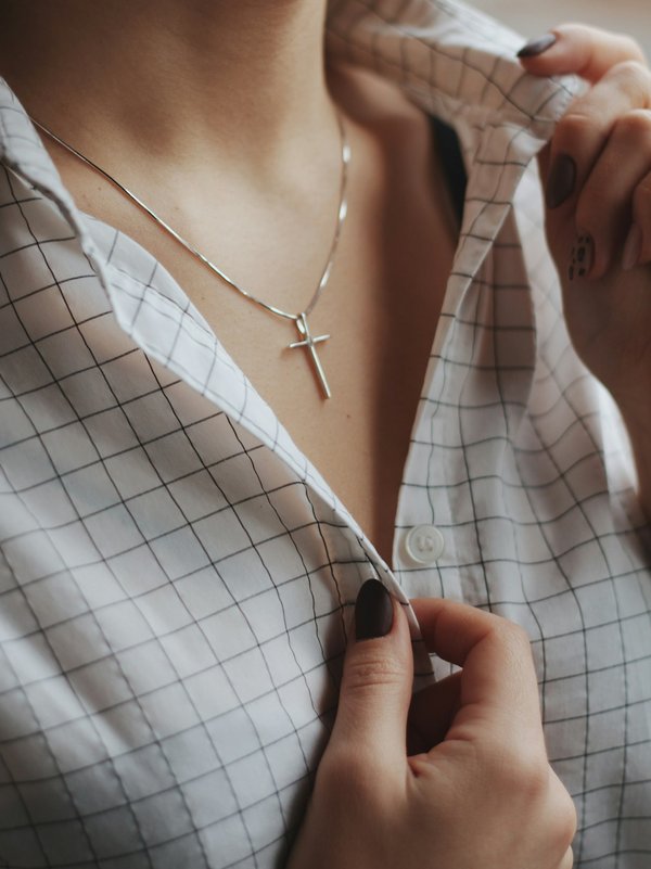 Découvrez le collier croix acier inoxydable élégant et durable